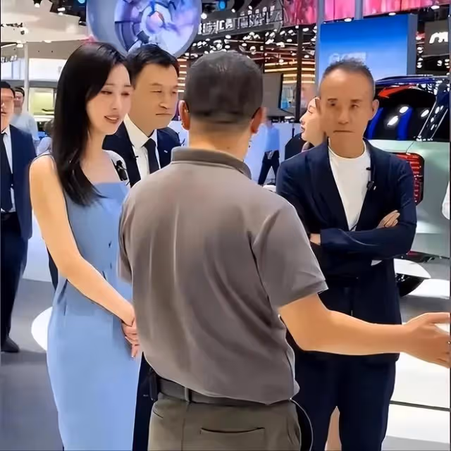 73歲王石陪4歲女兒玩!弄得滿臉貼紙沒脾氣,商界大佬形象不顧了