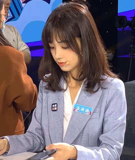 34歲李子柒和34歲王冰冰站在一起,我才徹底明白,什麼叫相由心生