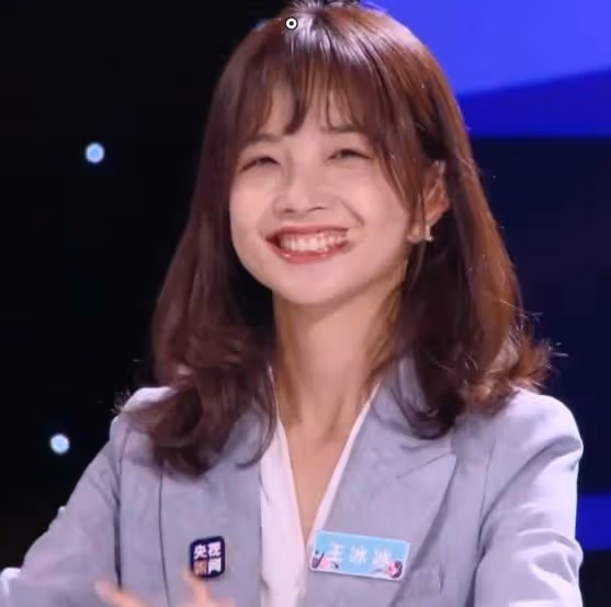 34歲李子柒和34歲王冰冰站在一起,我才徹底明白,什麼叫相由心生