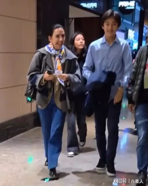 最帥星二代!劉燁妻子現身電影首映,14歲諾一比媽高,霓娜長腿搶鏡