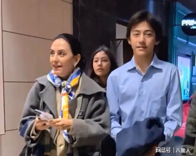 最帥星二代!劉燁妻子現身電影首映,14歲諾一比媽高,霓娜長腿搶鏡