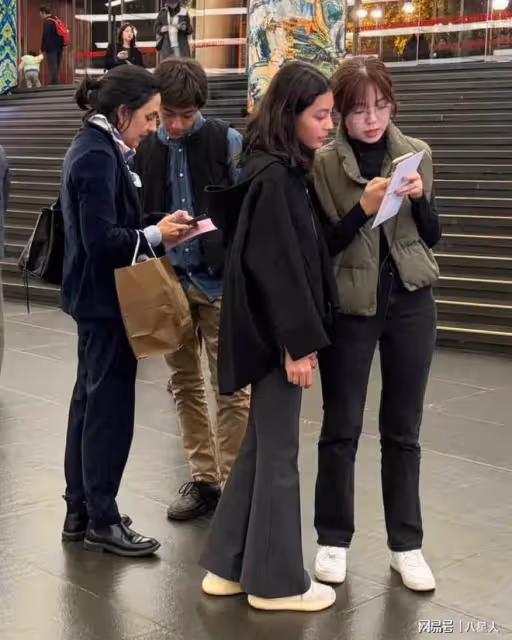最帥星二代!劉燁妻子現身電影首映,14歲諾一比媽高,霓娜長腿搶鏡