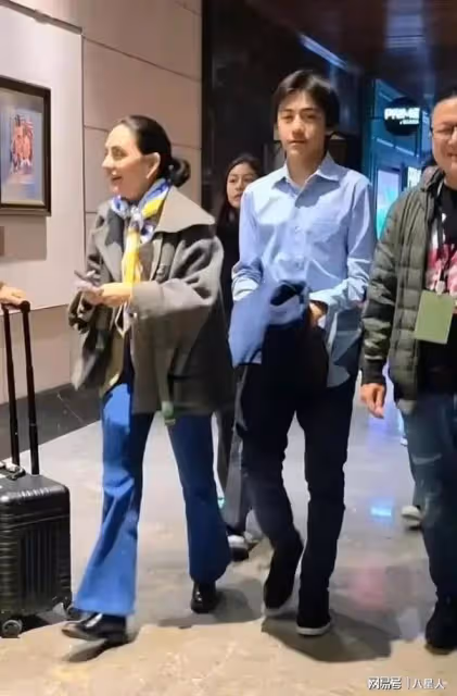 最帥星二代!劉燁妻子看電影,14歲諾一身高180,越長越像爸爸劉燁