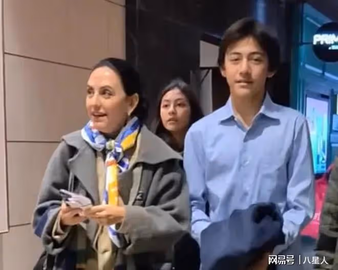 最帥星二代!劉燁妻子看電影,14歲諾一身高180,越長越像爸爸劉燁