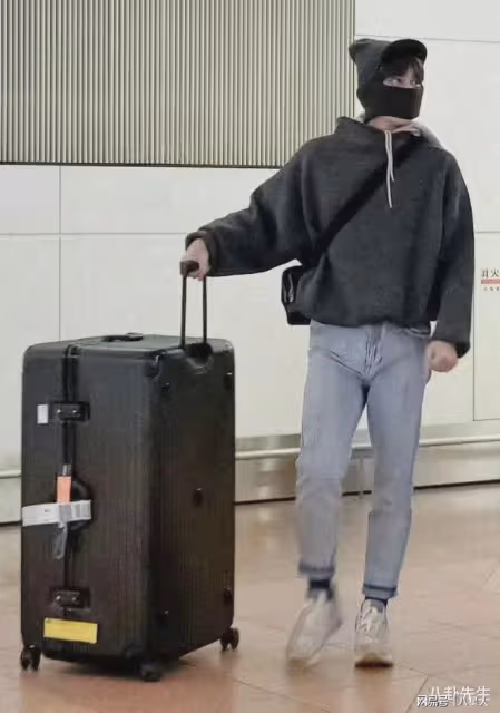 李易峰計劃復出!終於發文認錯求原諒,打扮怪異把機場當自己的秀場