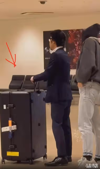 李易峰計劃復出!終於發文認錯求原諒,打扮怪異把機場當自己的秀場