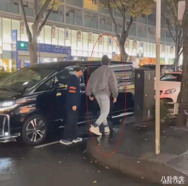 李易峰計劃復出!終於發文認錯求原諒,打扮怪異把機場當自己的秀場