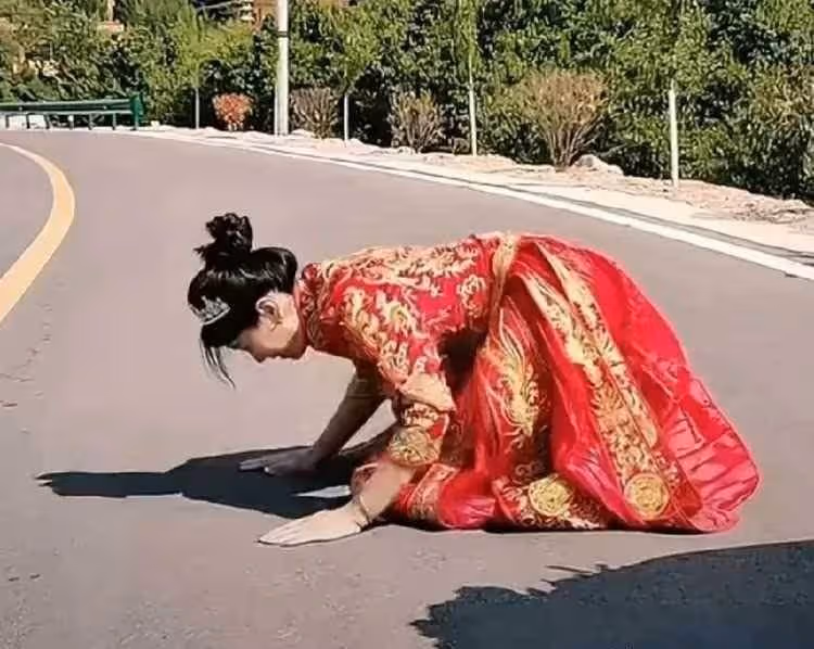 婚車迎上喪葬車狹路相逢「互不讓道」，新娘見狀下車一個舉動驚呆眾人：大事不妙