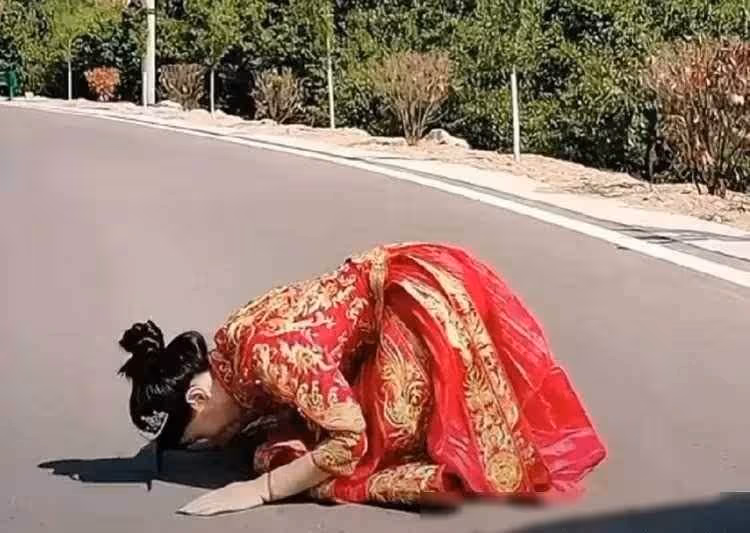 婚車迎上喪葬車狹路相逢「互不讓道」，新娘見狀下車一個舉動驚呆眾人：大事不妙