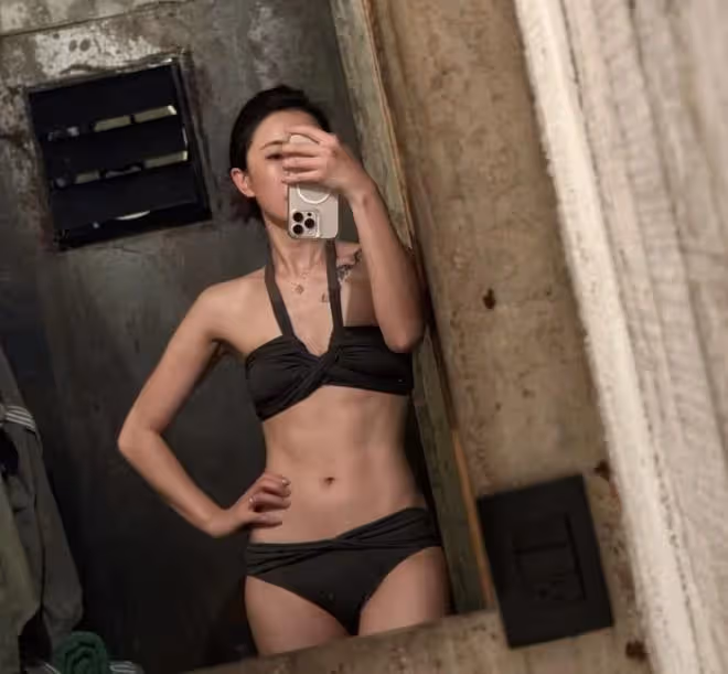 陳赫前妻許婧曬近照,內衣外穿性感秀出新高度,腹肌馬甲線太養眼