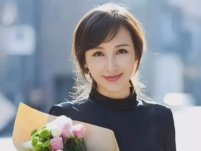 她19歲跟導演私奔，住出租房，接連生下孩子，丈夫拍戲捧紅她！