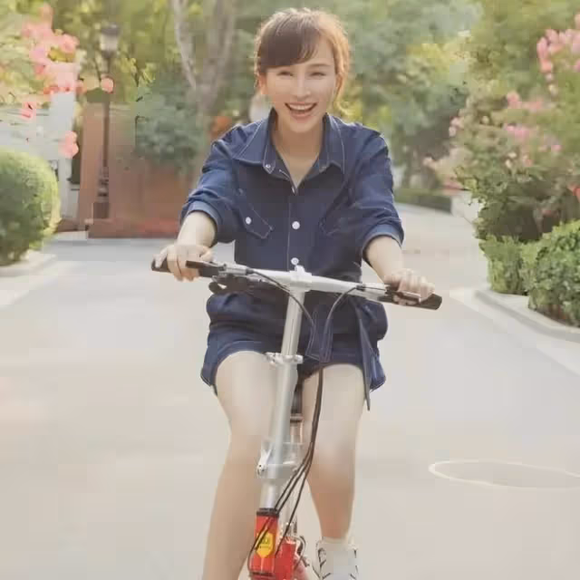 她19歲跟導演私奔，住出租房，接連生下孩子，丈夫拍戲捧紅她！