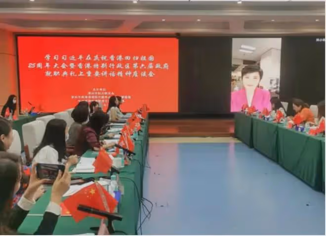 她曾被總理欽點提問,讓香港股市上升300點,為什麼這麼牛?