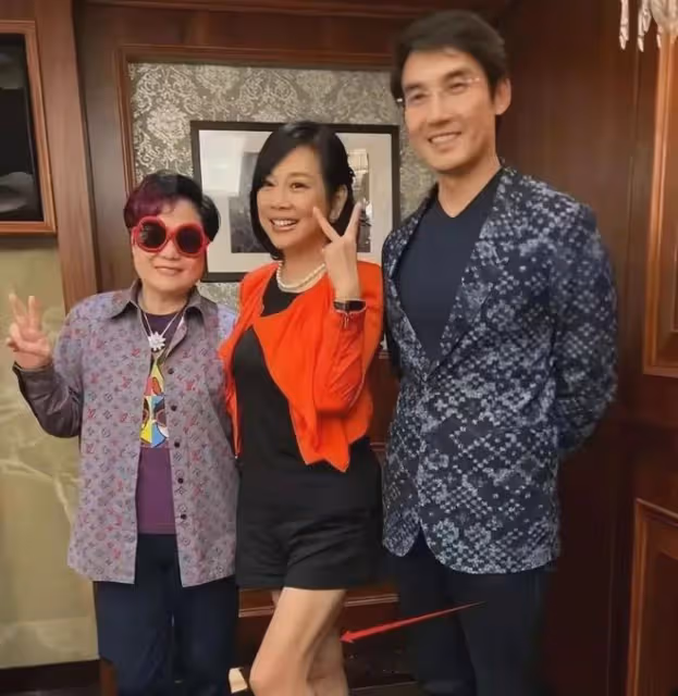 53歲陳松伶暴瘦到90斤,和丈夫張鐸像兩輩人,如今幸福嗎?