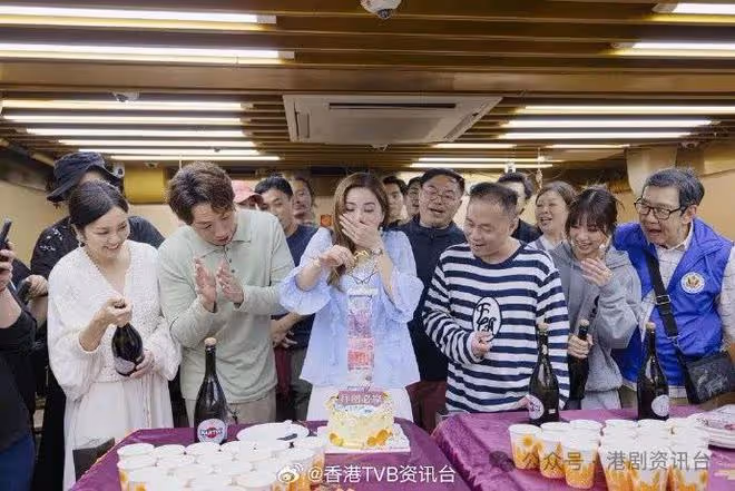 蔡卓妍獲劇組驚喜送現金慶生!張繼聰被踢爆笑到「扭親頸」