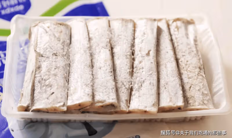 煎帶魚最忌直接下鍋!教你一招,保證帶魚不粘鍋,外酥里嫩香味足