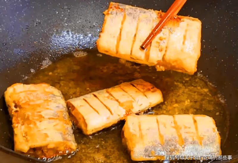 煎帶魚最忌直接下鍋!教你一招,保證帶魚不粘鍋,外酥里嫩香味足