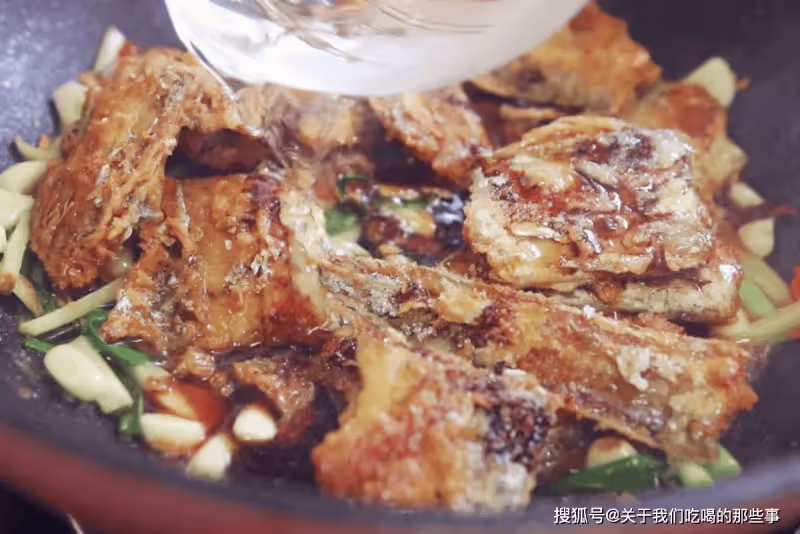 煎帶魚最忌直接下鍋!教你一招,保證帶魚不粘鍋,外酥里嫩香味足