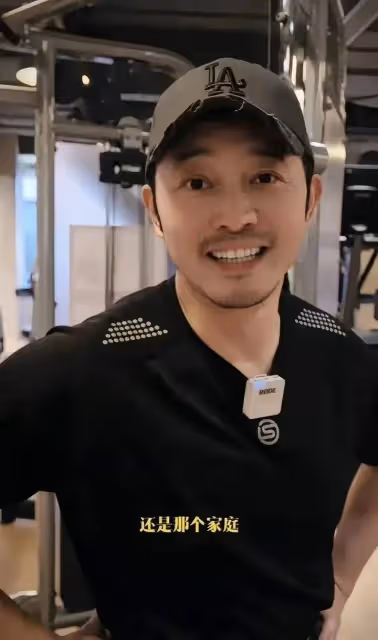 沙溢曬健身畫面,講述自己健身目地,想讓自己更有魅力,確實帥了