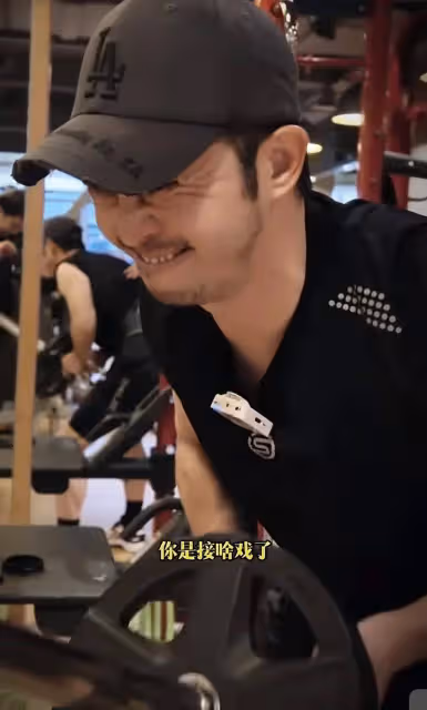 沙溢曬健身畫面,講述自己健身目地,想讓自己更有魅力,確實帥了