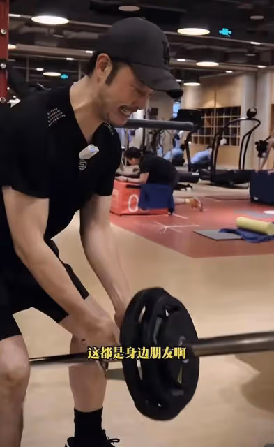 沙溢曬健身畫面,講述自己健身目地,想讓自己更有魅力,確實帥了