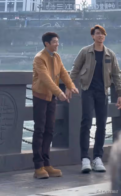 撒貝寧和吳尊亮相宜賓,兩人身高差別不大,網友:撒貝寧穿內增高