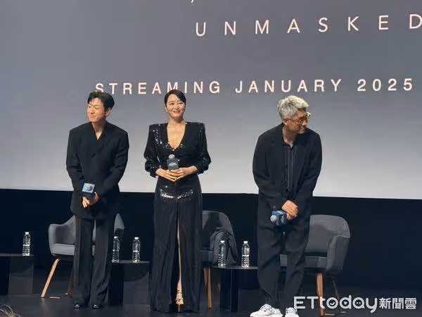 金憓秀深V「上下全開」 走一步白皙長腿被看光!
