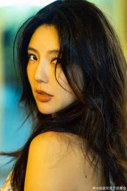 曾和景甜齊名工資最初僅5千!宅男女神趙奕歡仍性感火辣