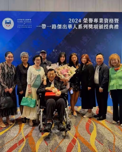 「最美郭芙」傅明憲獲傑出領袖獎,90歲父母罕現身,都曾是影壇巨星,顏值超高