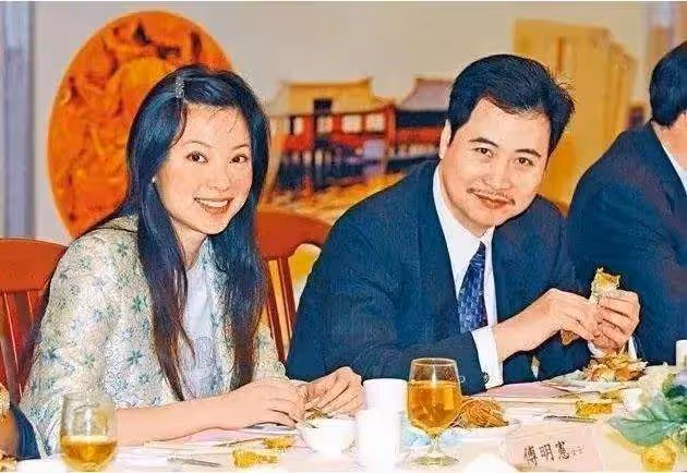 「最美郭芙」傅明憲獲傑出領袖獎，90歲父母罕現身，都曾是影壇巨星，顏值超高