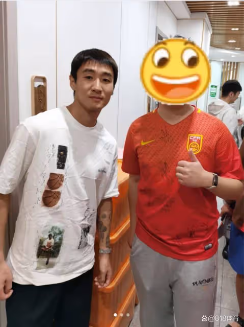 局氣！韋世豪踢完日本帶小弟們外出宵夜，球迷大哥幫他買單揚長而去
