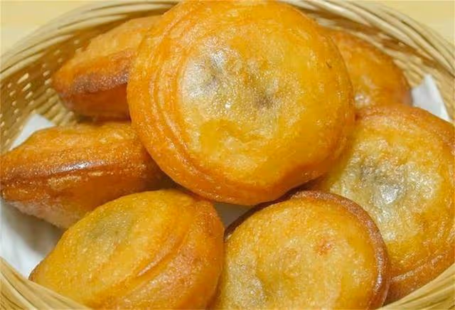 手不碰面,教你做懶人炸糕,不露餡不破皮,一個勺子就搞定,解饞