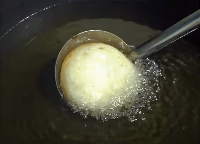 手不碰面,教你做懶人炸糕,不露餡不破皮,一個勺子就搞定,解饞