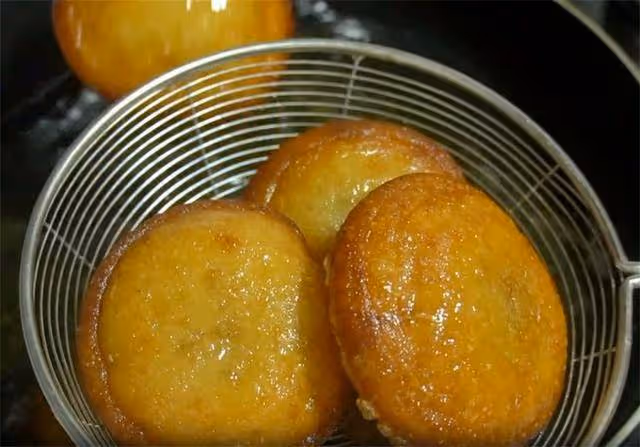 手不碰面,教你做懶人炸糕,不露餡不破皮,一個勺子就搞定,解饞