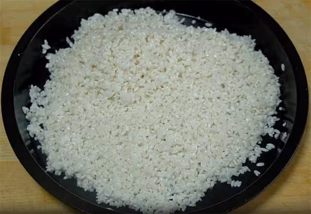大米別只會熬粥煮飯,加點麵粉,筷子攪一攪,出鍋孩子搶著吃
