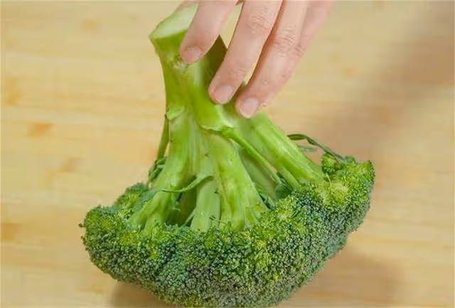 西蘭花千萬別用清水洗,等於吃蟲卵,教你清洗竅門,髒東西全跑光