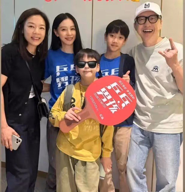 63歲庾澄慶曬與老婆合照，氣質不輸伊能靜，49歲徐若瑄驚喜同框