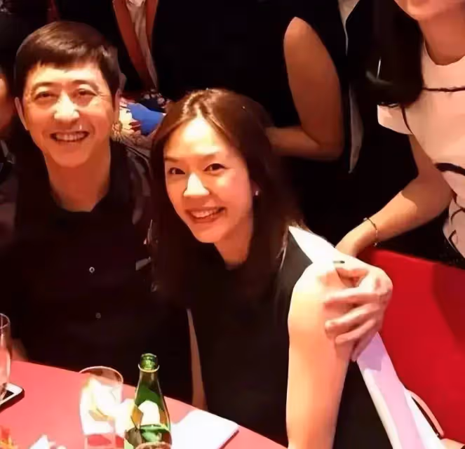 63歲庾澄慶曬與老婆合照，氣質不輸伊能靜，49歲徐若瑄驚喜同框