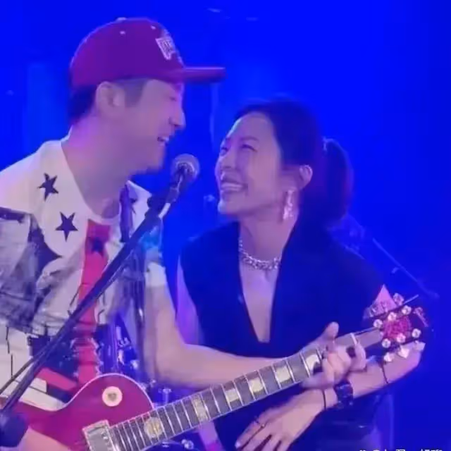 63歲庾澄慶曬與老婆合照，氣質不輸伊能靜，49歲徐若瑄驚喜同框