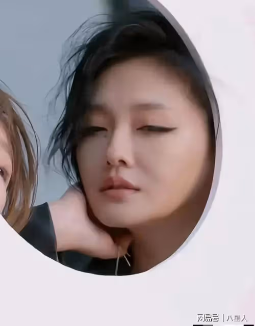 大小S姐妹聯手復出了!全新的宣傳畫報中姐妹倆眼神迷離,像沒睡醒