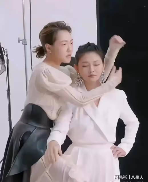 大小S姐妹聯手復出了!全新的宣傳畫報中姐妹倆眼神迷離,像沒睡醒