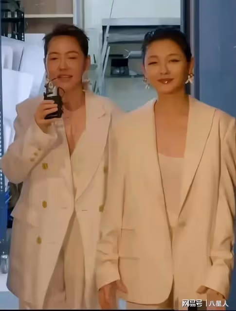 大小S姐妹聯手復出了!全新的宣傳畫報中姐妹倆眼神迷離,像沒睡醒