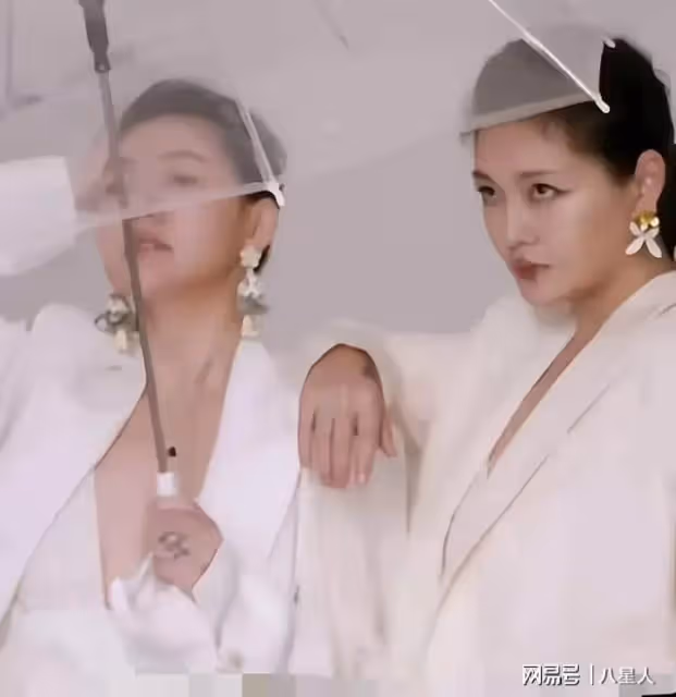 大小S姐妹聯手復出了!全新的宣傳畫報中姐妹倆眼神迷離,像沒睡醒