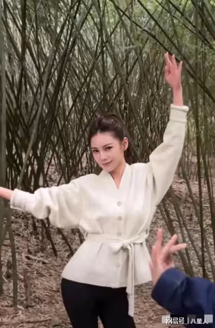 大小S姐妹聯手復出了!全新的宣傳畫報中姐妹倆眼神迷離,像沒睡醒