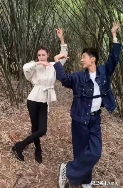大小S姐妹聯手復出了!全新的宣傳畫報中姐妹倆眼神迷離,像沒睡醒