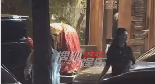 王寶強帶女友和好友聚餐,馮清太會持家,喝剩的酒不忘帶走!