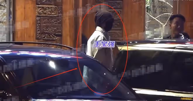 王寶強帶女友和好友聚餐,馮清太會持家,喝剩的酒不忘帶走!