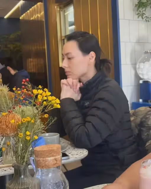 梁洛施和長子現身北京,沒帶保鏢吃小館子,兒子和李澤楷一模一樣