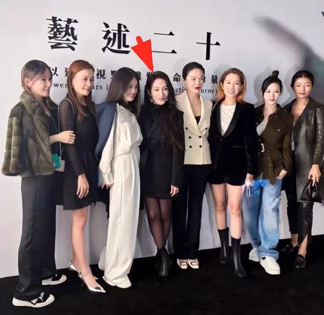 蕭亞軒久違現身藝術展,腿部舊傷已恢復,穿高跟鞋全妝狀態好