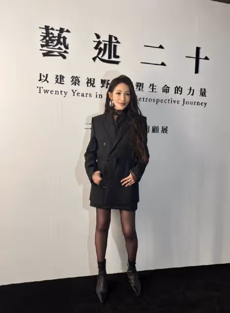 蕭亞軒久違現身藝術展,腿部舊傷已恢復,穿高跟鞋全妝狀態好